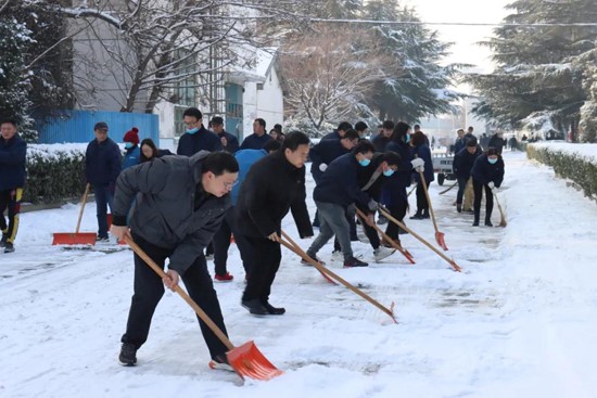 中國船舶風(fēng)帆公司積極組織掃雪，確保員工出行安全